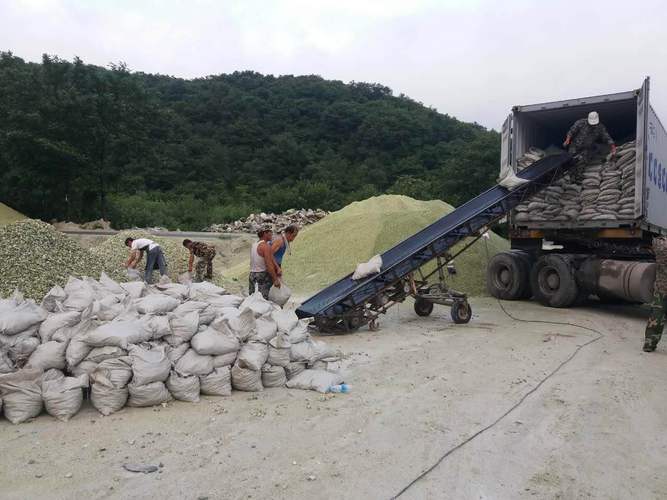 米加工厂的丹东绿石主要是用于水磨石用石,产品性能优良,具有建筑功能